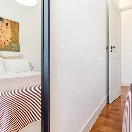 Bright 2br On Bica Steps | Walk To Chiado * Лиссабон