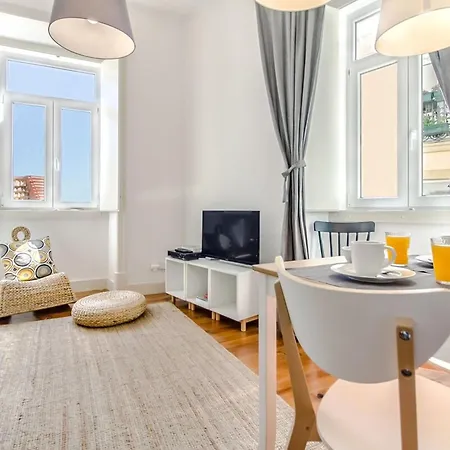 Bright 2br On Bica Steps | Walk To Chiado Лісабон