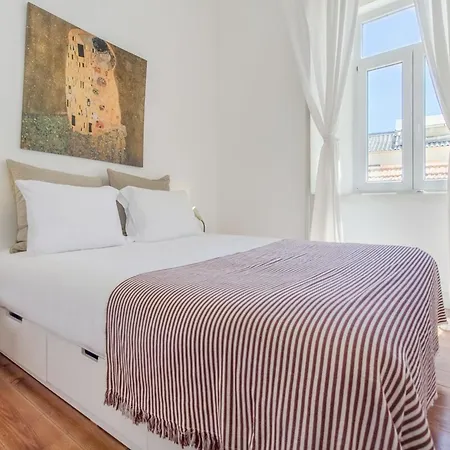 Апартаменти Bright 2br On Bica Steps | Walk To Chiado