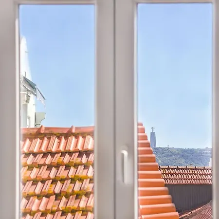 Bright 2br On Bica Steps | Walk To Chiado Лісабон