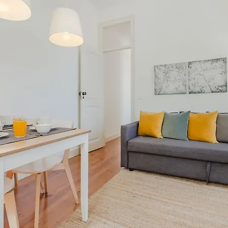 Bright 2br On Bica Steps | Walk To Chiado Апартаменти
