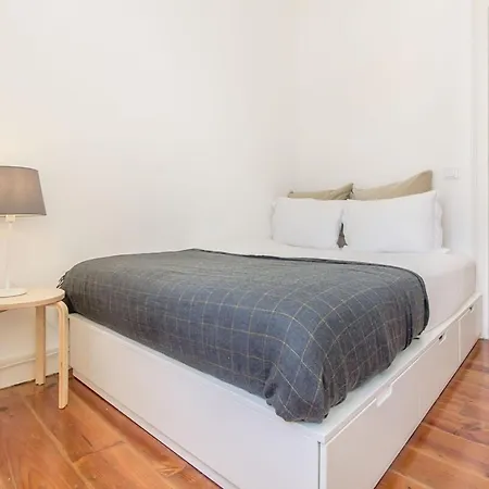 Bright 2br On Bica Steps | Walk To Chiado Апартаменти