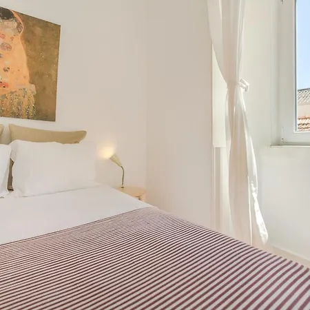 Bright 2br On Bica Steps | Walk To Chiado * Лісабон
