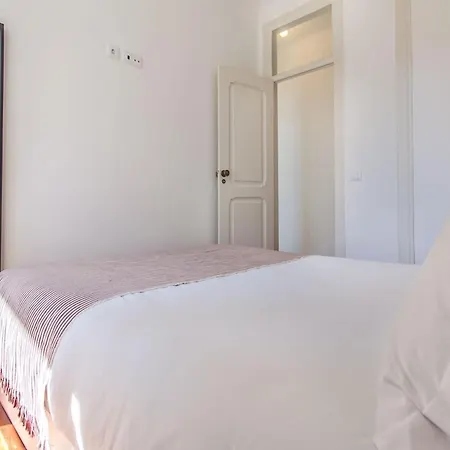 Bright 2br On Bica Steps | Walk To Chiado * Лісабон