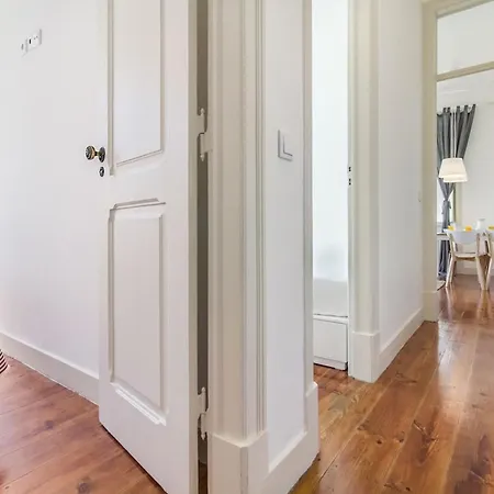 Апартаменти Bright 2br On Bica Steps | Walk To Chiado Лісабон