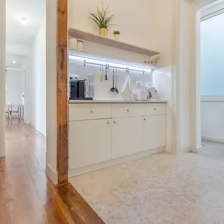 Bright 2br On Bica Steps | Walk To Chiado Апартаменти