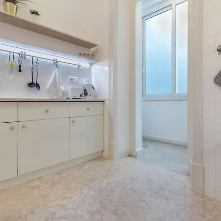 Апартаменти Bright 2br On Bica Steps | Walk To Chiado