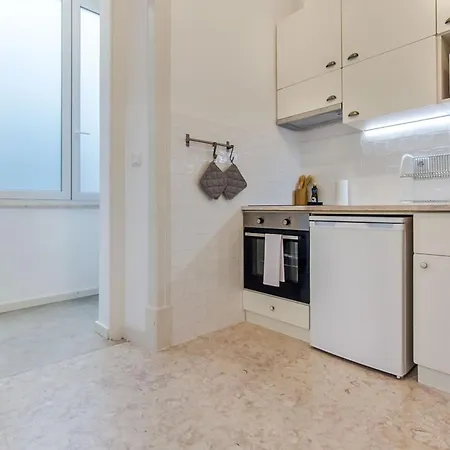 Bright 2br On Bica Steps | Walk To Chiado * Лісабон